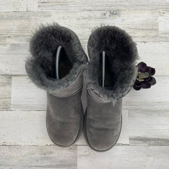 Ugg Grey Suede/Leather Sherpa Lined Slip On Bailey Button Ankle Booties Size 6 - Picture 3 of 7